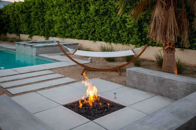 Foto del edificio - Luxury Oasis with Pool in Palm Springs (Monthly Only - No Long Term)