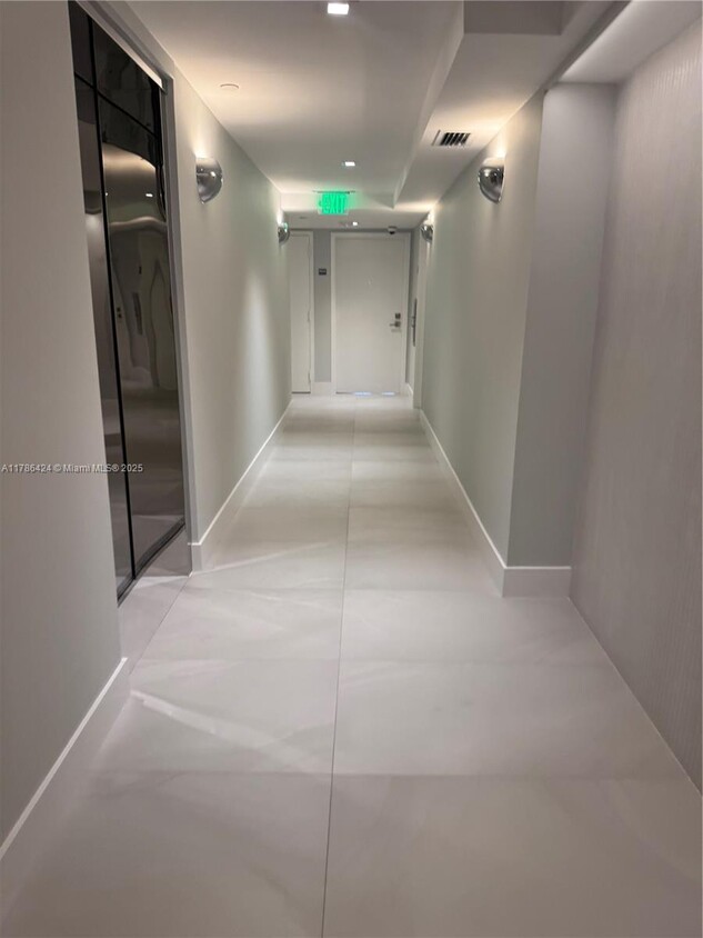 Foto del edificio - 2457 Collins Ave