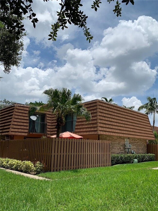 Building Photo - 2561 Camelot Ct