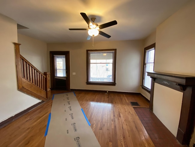 Building Photo - 295 E 19th Ave