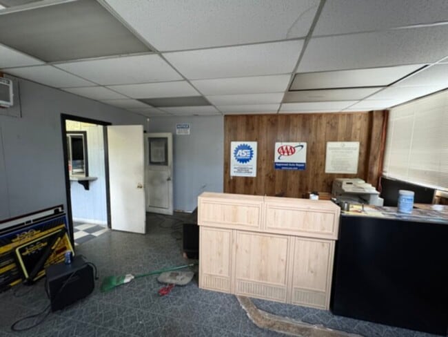 Foto del edificio - Automotive Commercial Warehouse for Lease