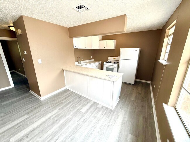 Foto del edificio - AVAILABLE NOW! 2 Bedroom / 1 Bath Duplex Near Brooks City Base!