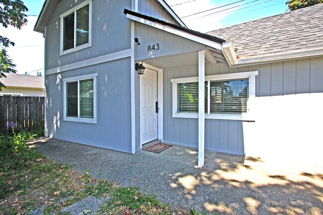 Building Photo - 843 E 52nd St