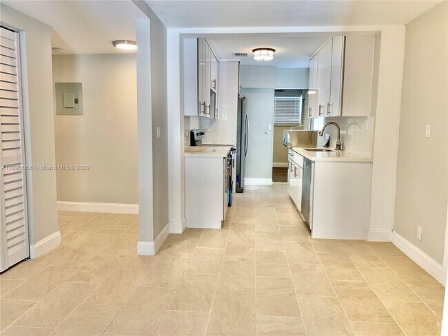 Building Photo - 5707 NE Miami Ct