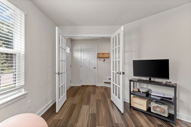 Foto del edificio - Luxurious three-story townhome with owner's suite and high-end finishes