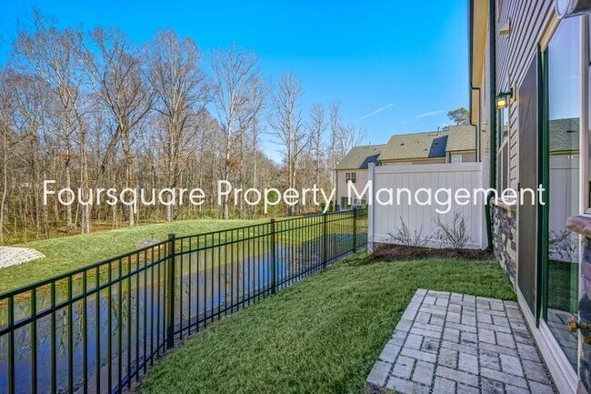 Building Photo - End Unit Townhome | Built-In Closets | 2nd...
