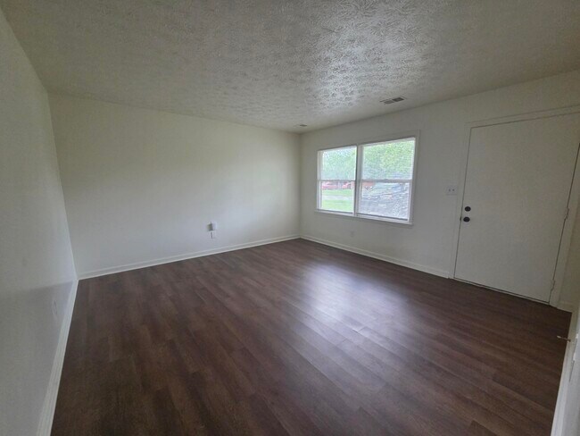 Foto del edificio - 3777 Red River Dr