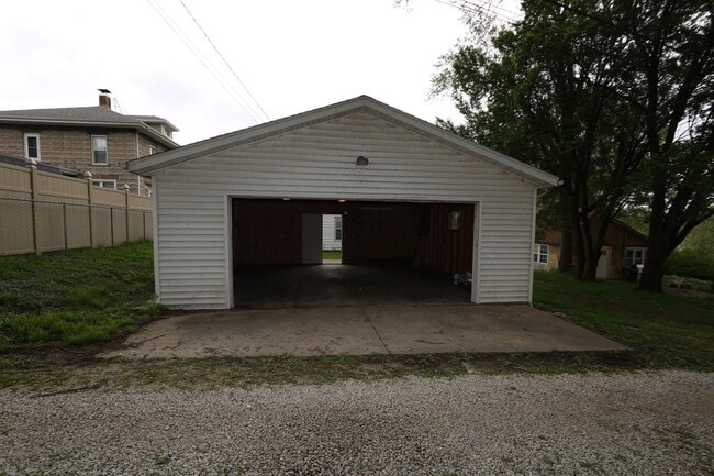 Building Photo - 3 Bedroom 1 Bath