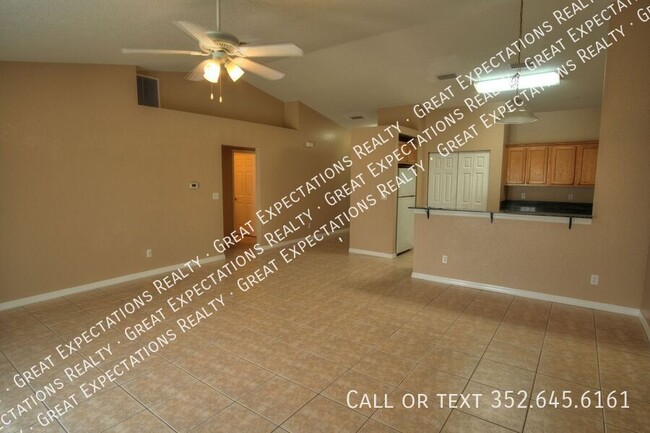 Building Photo - Spacious 2/2 Unit