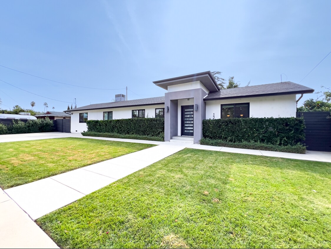 Primary Photo - Pretigious 3Br Home in Valley Glen!