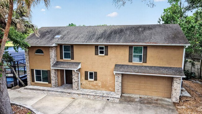 Foto del edificio - Available Now! Waterfront Living at Its Best – Pool, Decks & Gated Privacy