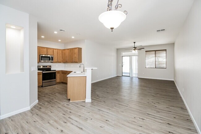Building Photo - 1062 E Nickleback St