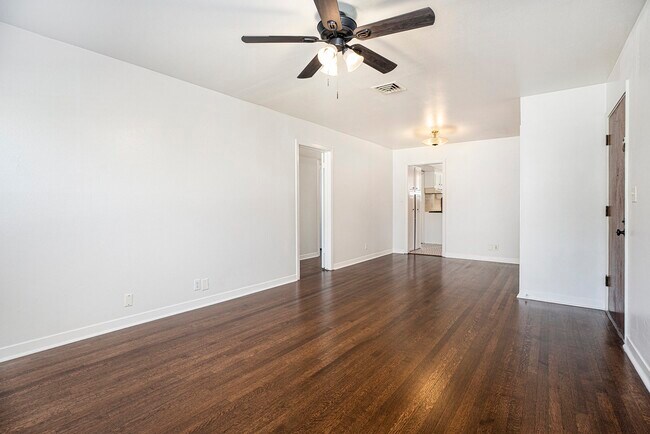 Foto del edificio - 6325 Rowan Ln