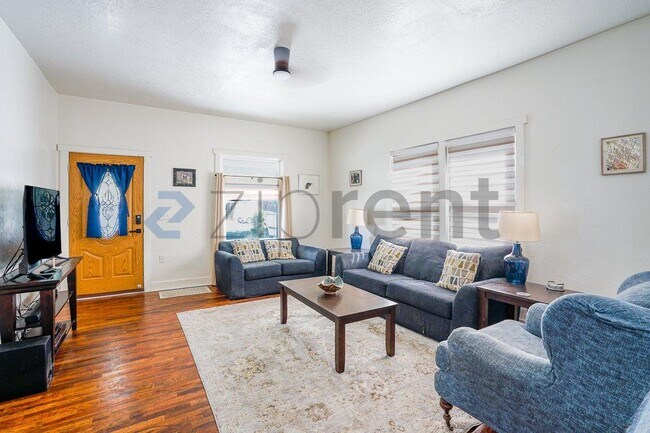 Building Photo - Unit A