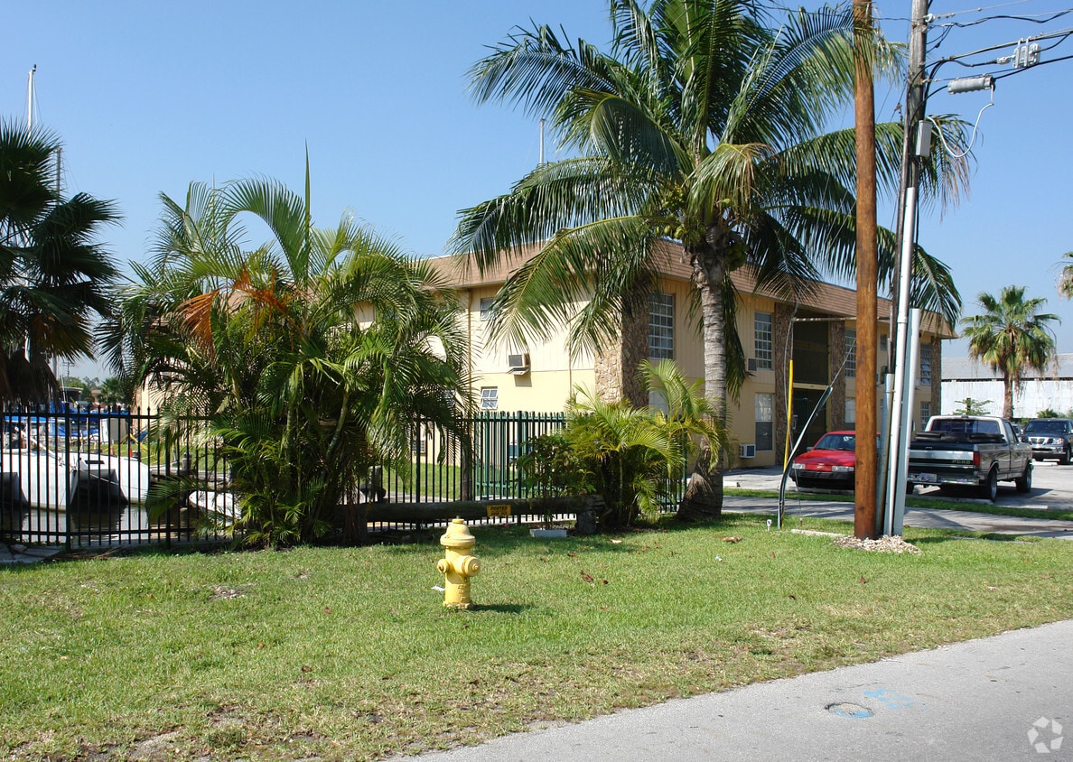 Building Photo - 2260 NW North River Dr