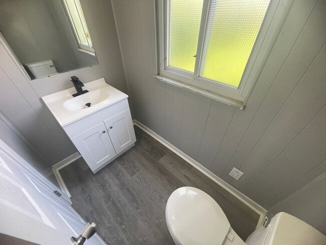Building Photo - Charming 2-Bedroom, 1.5-Bath Home for Rent...