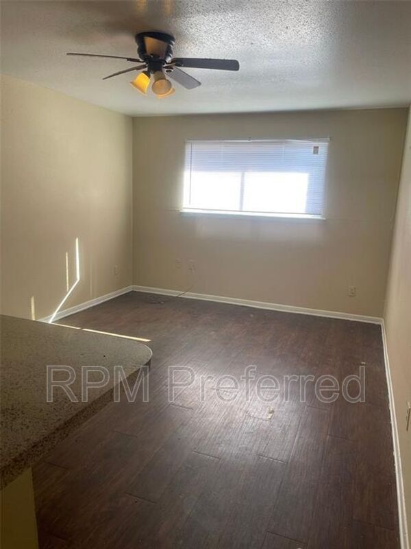 Building Photo - 427 Hollyvale Dr