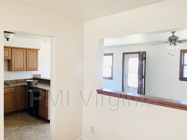 Building Photo - 2420 Saban Ave
