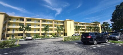 Building Photo - 9949 Sandalfoot Blvd