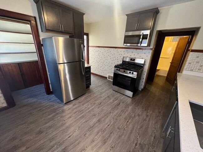 Foto del edificio - 2477-79A N. Dousman St.