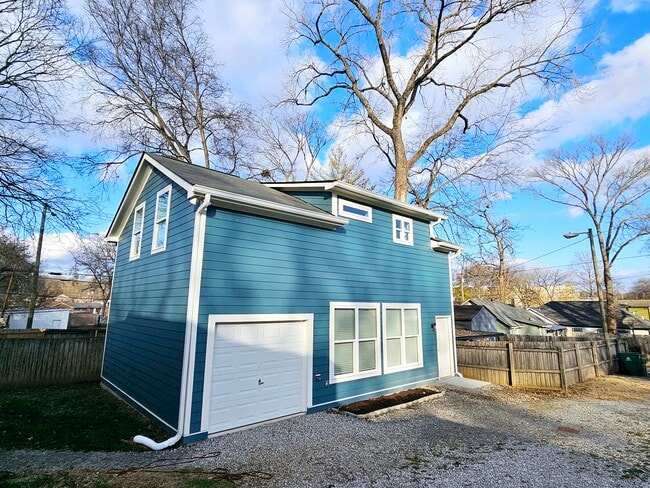 Upstairs 2 bedroom, 1 bath apartment in great neighborhood. - 1219 N 7th St