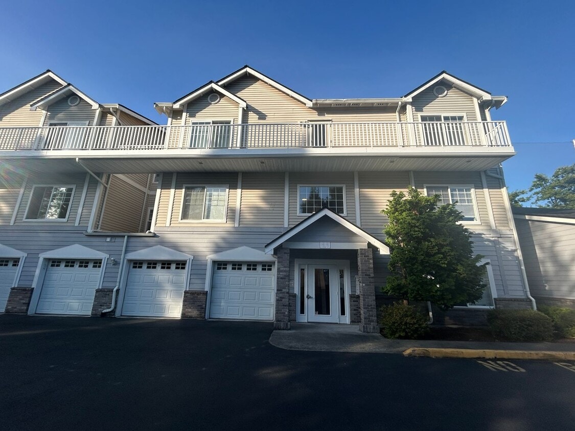 Primary Photo - 3 Bed, 2 bath 3rd floor Condo w/garage in ...
