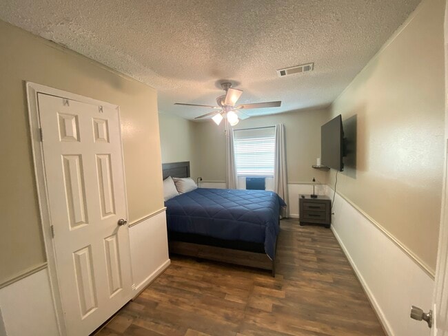 Building Photo - 461 Crewlake Loop