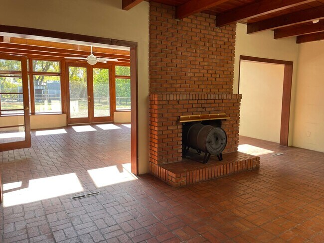 Foto del edificio - Spacious 3 bd, 1 3/4 bath North Valley