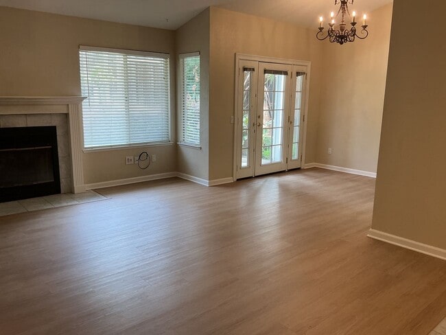 Building Photo - Lovely 3 Bedroom in Great Location!
