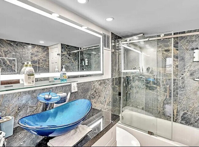 Foto del edificio - 2450 NE 135th St