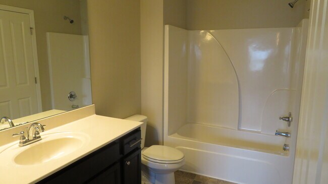 Baño del tercer piso: acceso desde el dormitorio dos o desde el pasillo. - 2108 Middle Tennessee Blvd