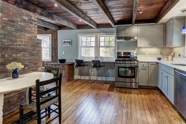 Building Photo - 555 S View Dr