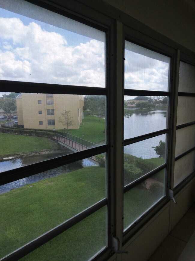 Foto del edificio - 6050 NW 64th Ave