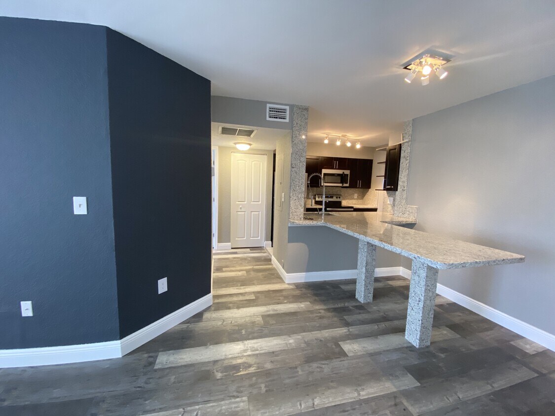Foto principal - 2871 N Oakland Forest Dr