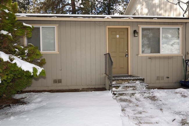 Foto del edificio - New Remodel 2 bed 1 bath with washer & dryer