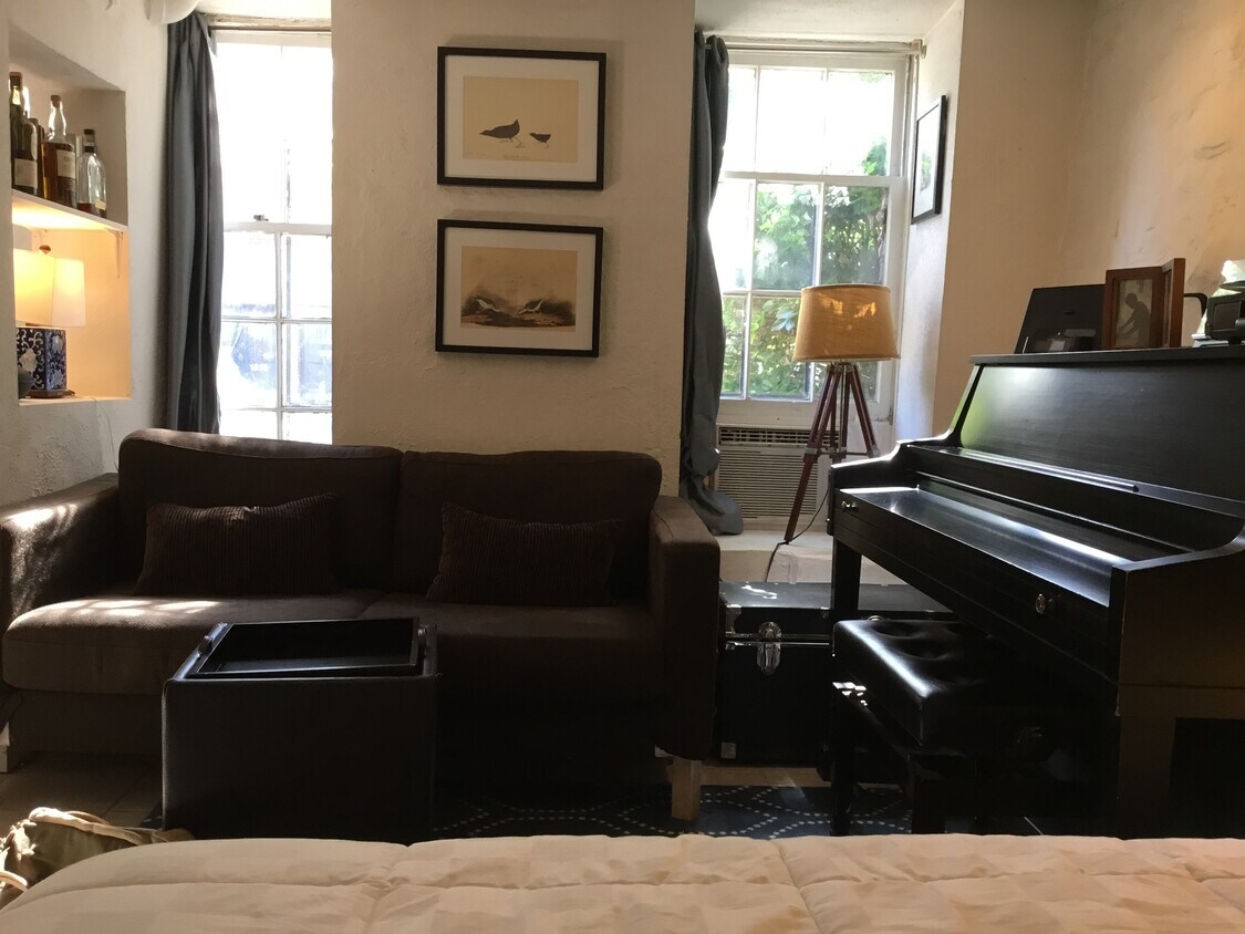 Cozy Studio - 1514 26th St NW