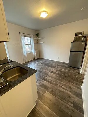 Foto del edificio - 256 W 10th St