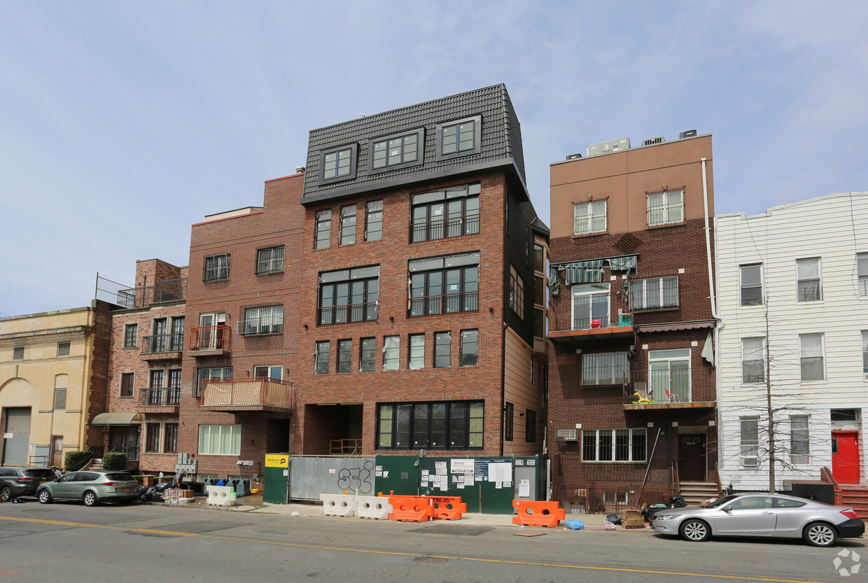 Building Photo - 153 Lorimer St