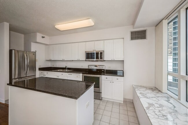 Building Photo - 512 N McClurg Ct