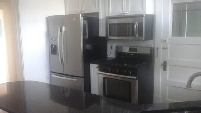 Building Photo - Large single family home in Westside neigh...