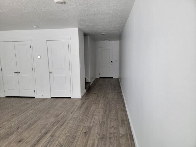 Foto del edificio - 4 Bed 2.5 Bathroom Townhouse