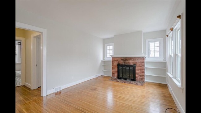 Building Photo - 161 Rossiter Rd