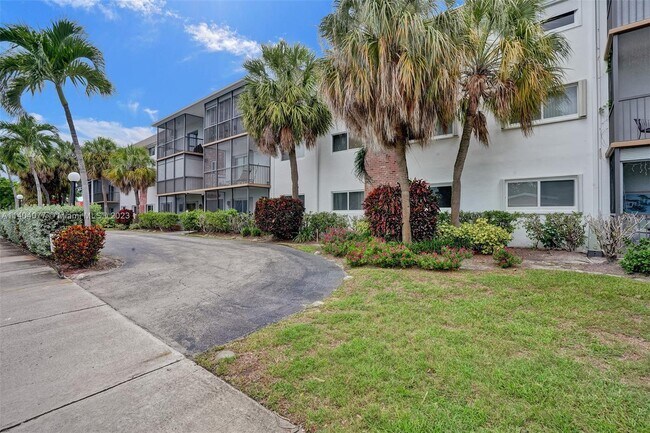 Building Photo - 701 NE 1st Ct