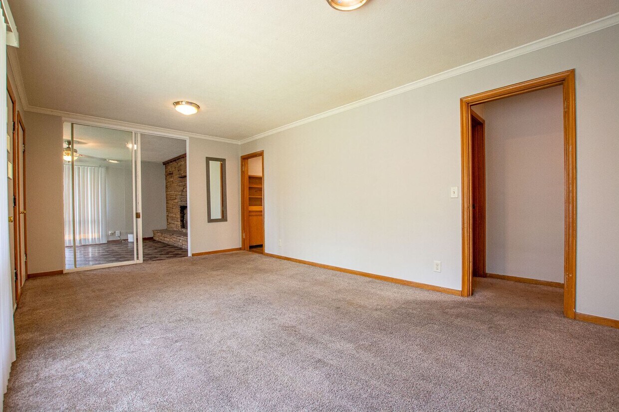 Primary Photo - Extremely Spacious 2 Bedroom / 1 Bath Home