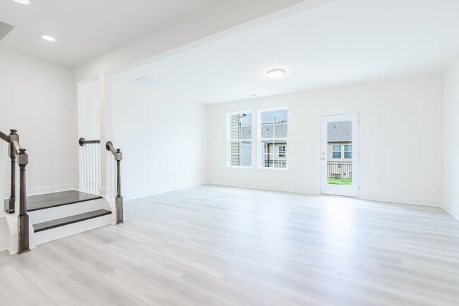 Building Photo - Available Early July - 3 Bed, 2.5 Ba in Convenient Location! Pet Friendly!