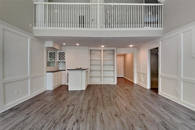 Building Photo - 2058 Lakeville Dr