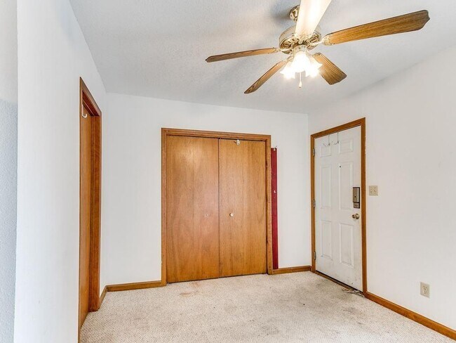 Foto del edificio - Spacious 5-Bedroom Home Near Drake University