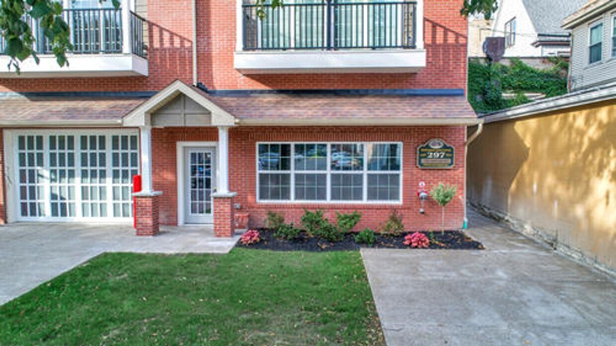 Foto del edificio - 297 West Utica Apartments 2B/2B Luxury Apts w/ Secure/Covered Garage Option In the Heart of the E...