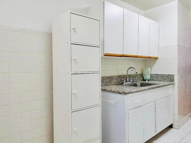 Foto del edificio - 83-30 Vietor Ave