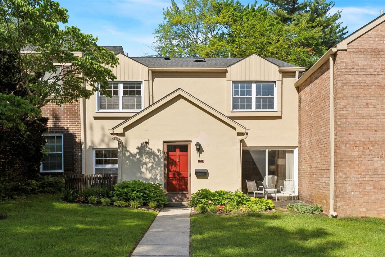 Foto principal - Beautiful 2-Bedroom, 2.5-Bath Townhome in ...